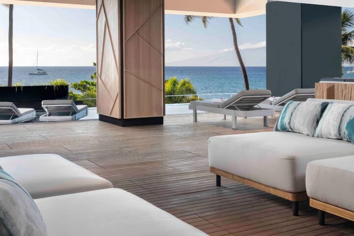 Lounge 177 of 246