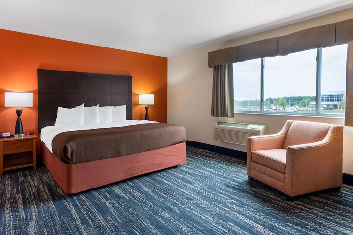 1 King Bed (4 of 21)