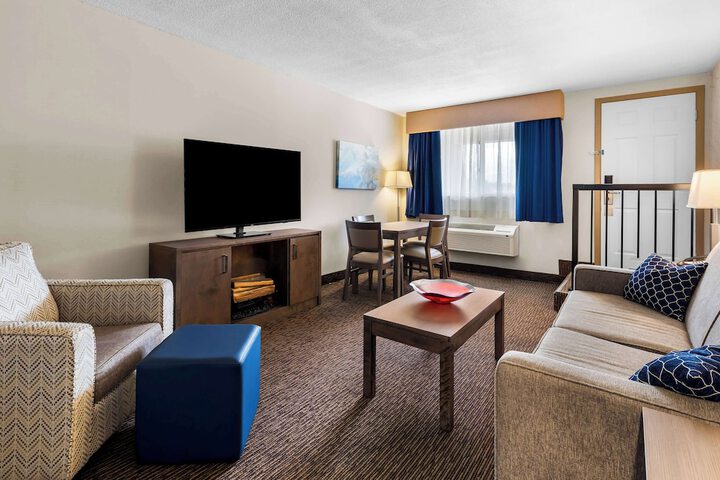 1 King Bed Larger Room Work Desk Microwave and Refrigerator WiFi Continental Breakfast (1 of 14)