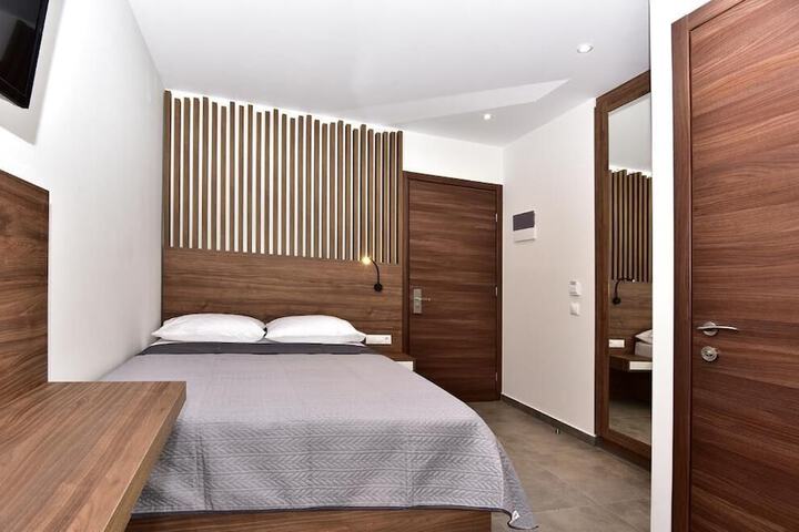 Room 8 of 34