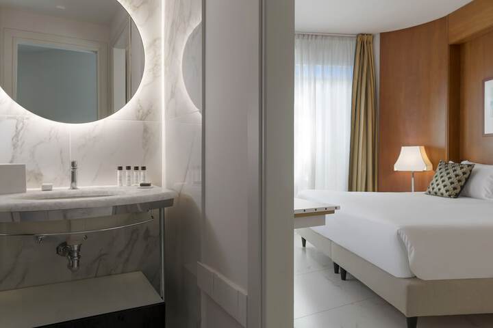 Room 43 of 103