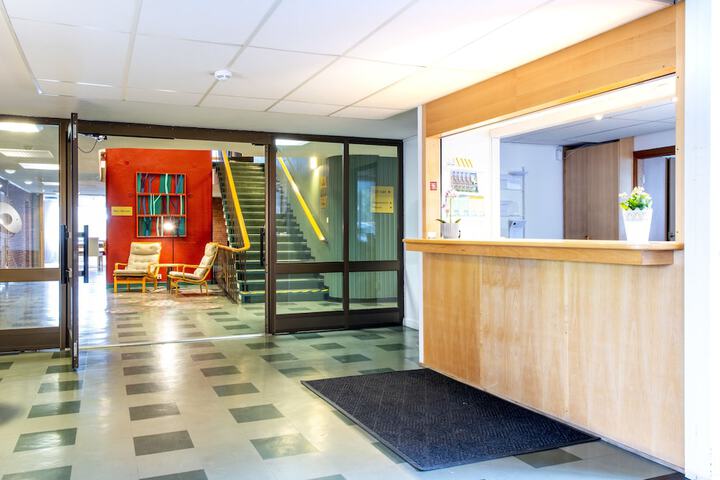 Check-in/check-out kiosk