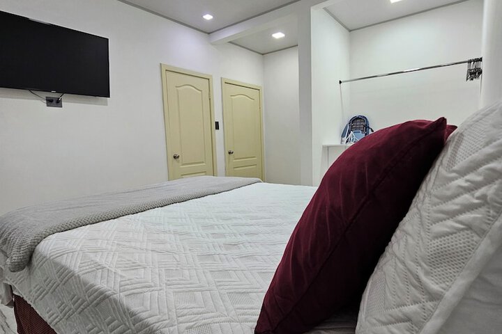 Room 4 of 18