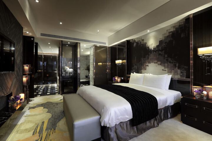 Room 17 of 38