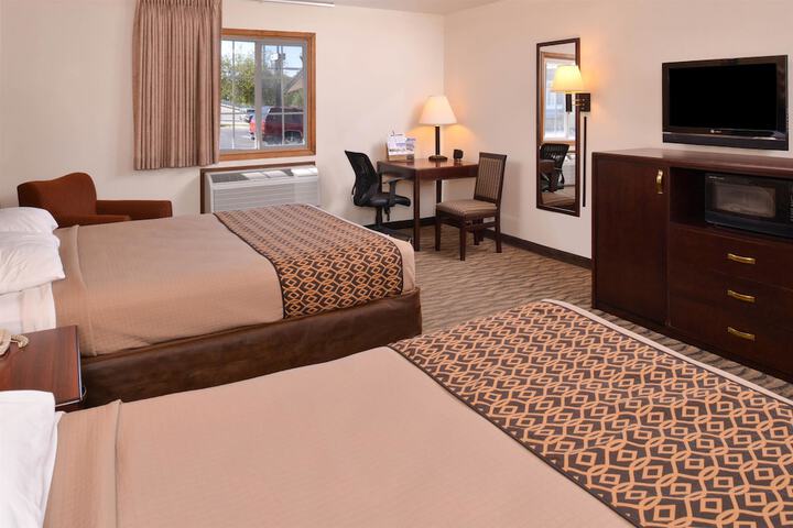 2 Queen Beds (15 of 17)
