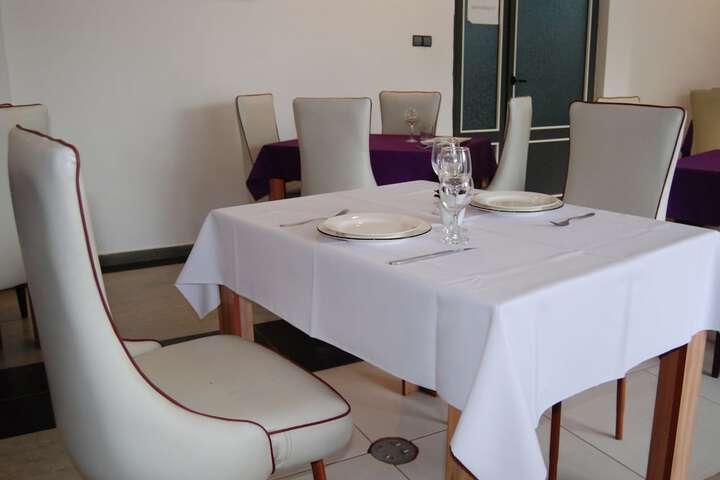 Dining 54 of 90