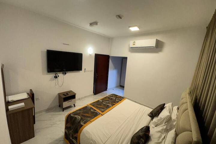 Room 4 of 9