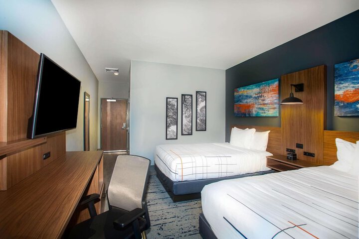 2 Queen Beds (2 of 4)