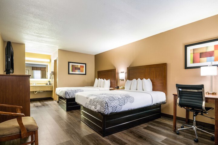 2 Queen Beds Flat Screen Television Dining Table High Speed Internet Accessible Microwa (4 of 9)