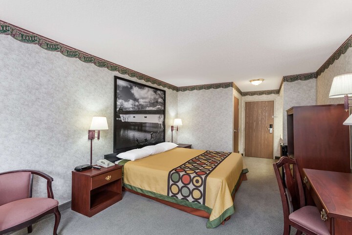 1 King Bed (3 of 16)