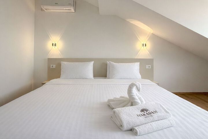 Room 16 of 38