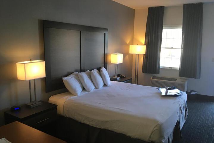 1 Queen Bed (3 of 10)