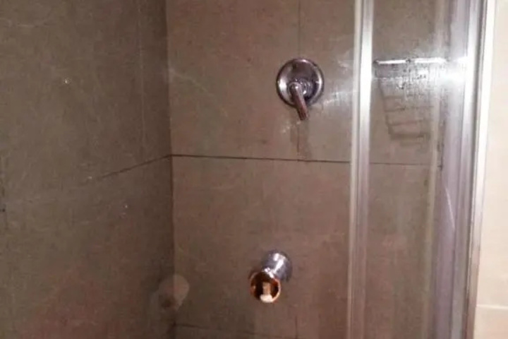 Room 9 of 18