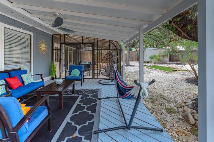 Beautiful Home with Sunroom Gameroom, Yard &  BBQ in San Antonio, TX