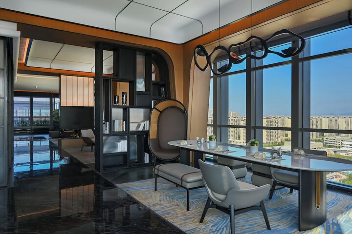 Lounge 84 of 89