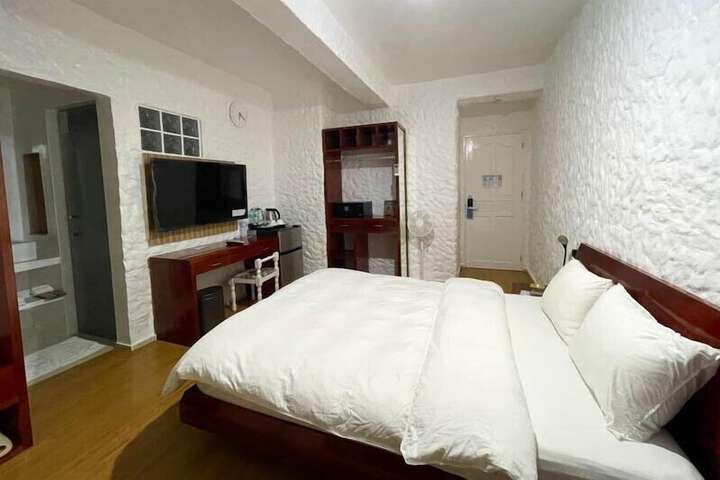 Room 12 of 80
