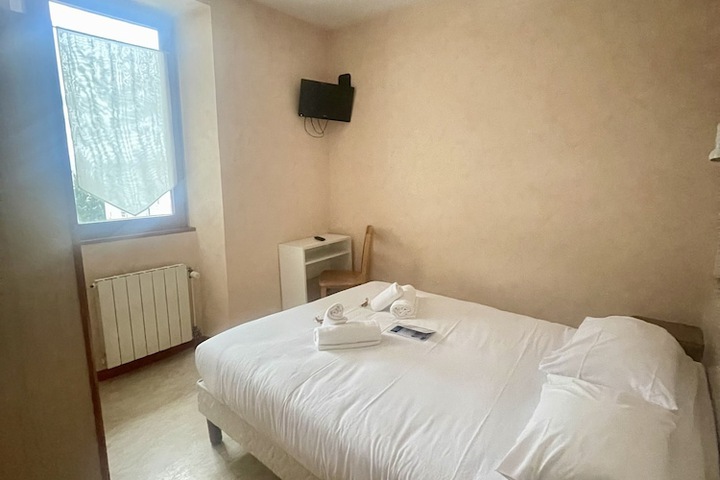Room 4 of 25