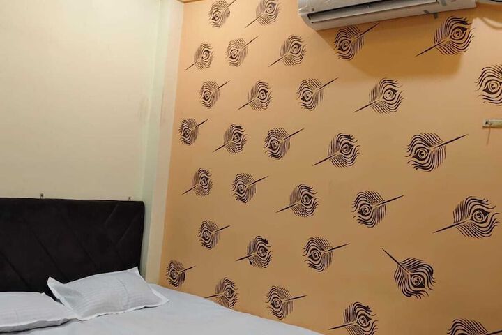 Room 4 of 16