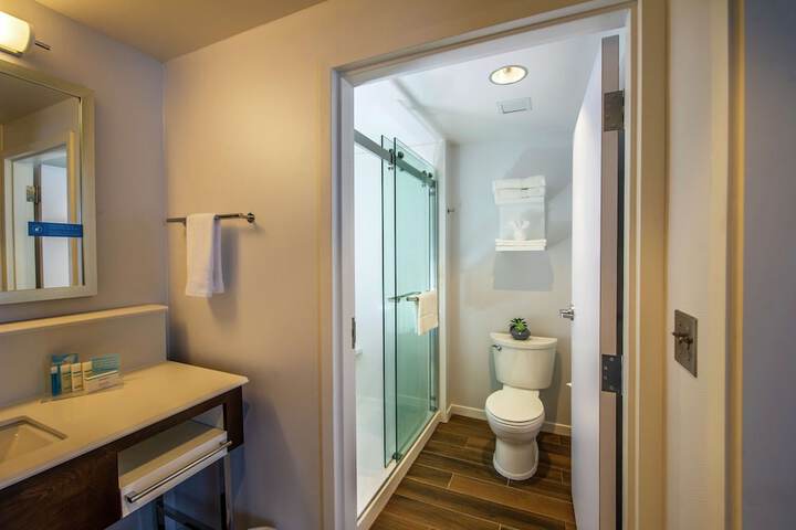 King Accessible Room with Refrigerator Non-Smoking (12 of 27)