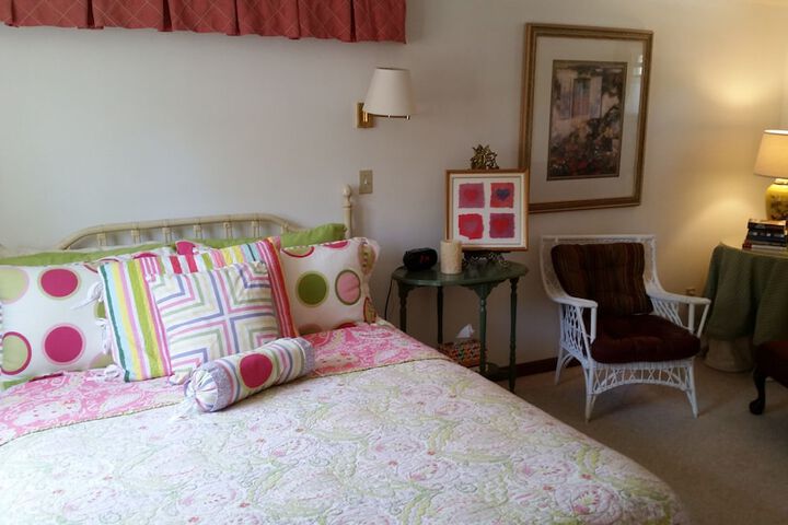 Classic Room 1 Queen Bed Ground Floor (2 of 7)