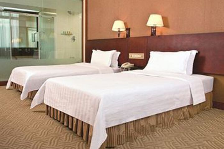 Room 4 of 8
