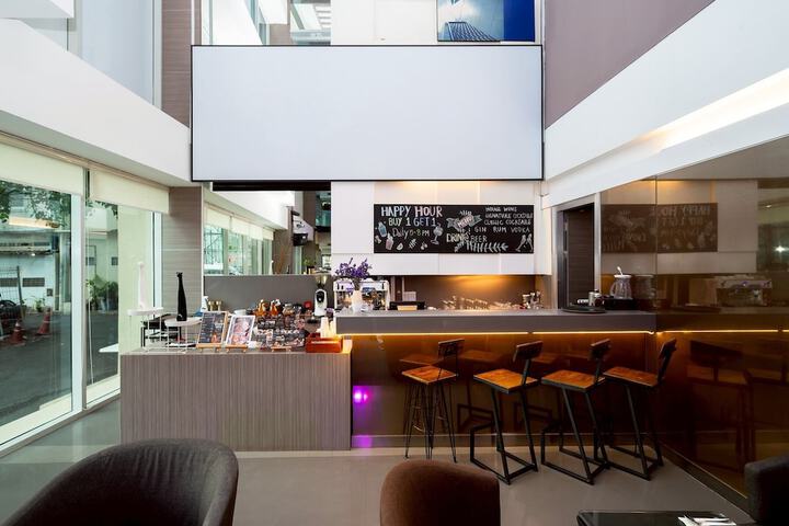 Lounge 66 of 83