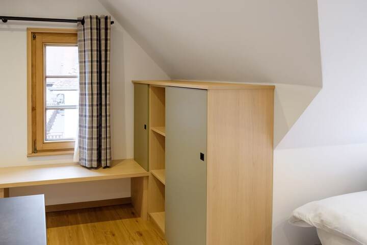Room 27 of 81