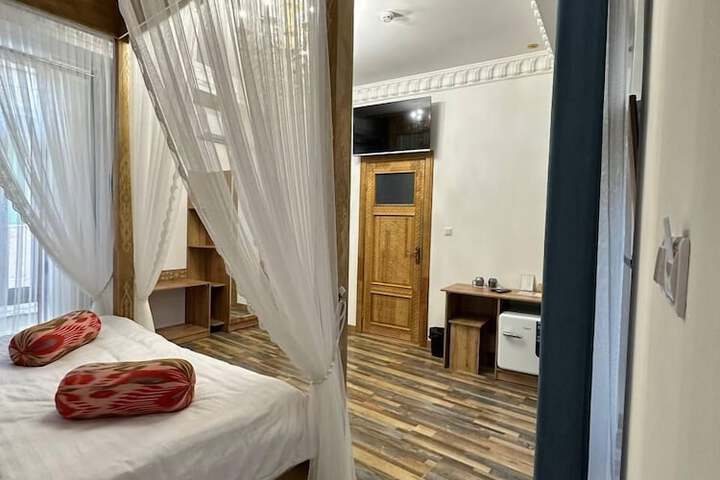 Room 10 of 38