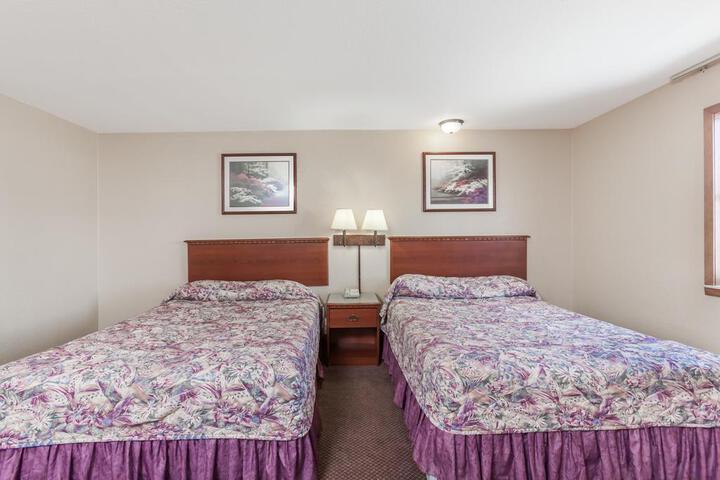 1 Queen Bed (4 of 4)