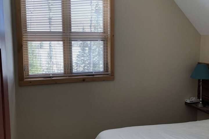 Room 4 of 16