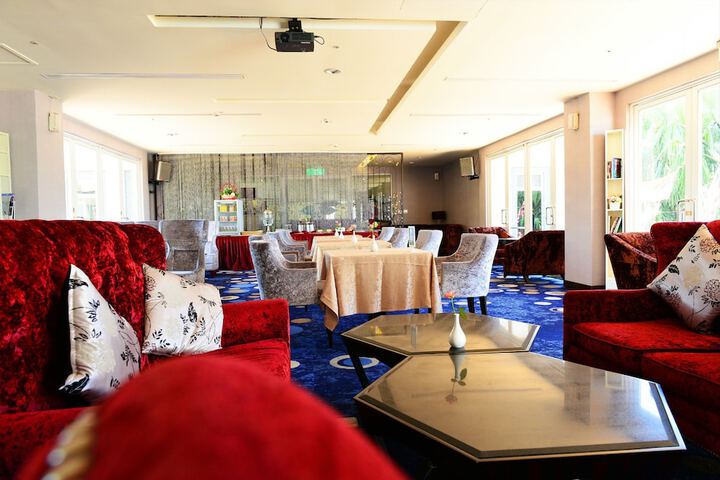 Lounge 80 of 99