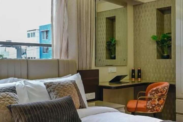 Room 4 of 27