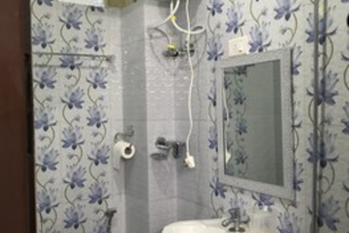 Room 3 of 27