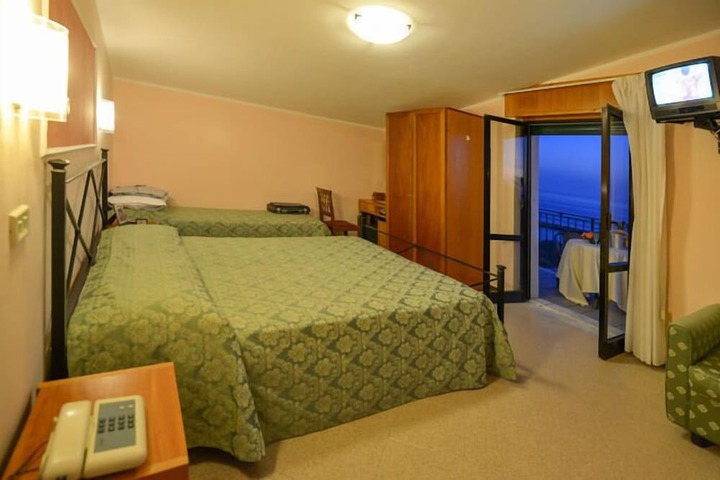 Room 4 of 15