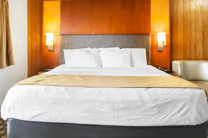 1 King Bed (3 of 21)