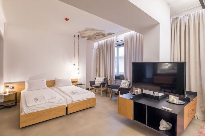 Room 10 of 76
