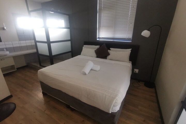 Room 8 of 215