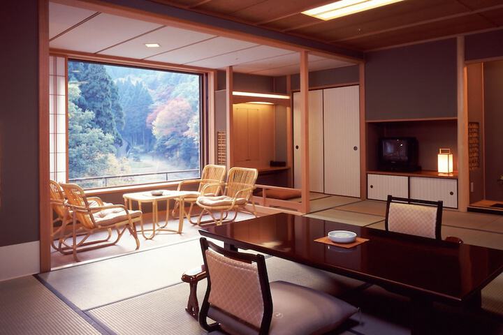 Room 23 of 77