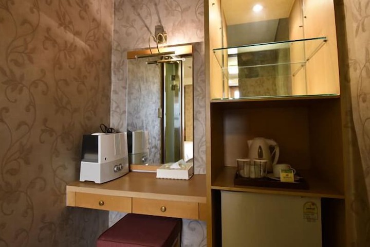 Room 5 of 16