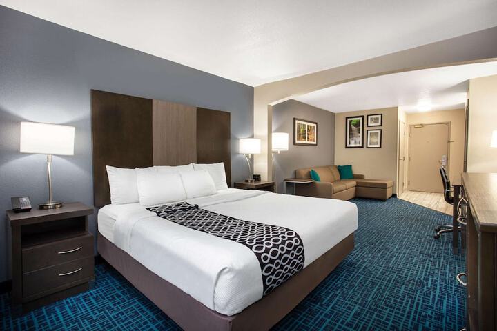 1 King Bed (6 of 14)