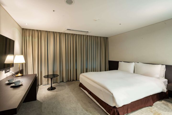 Room 34 of 63