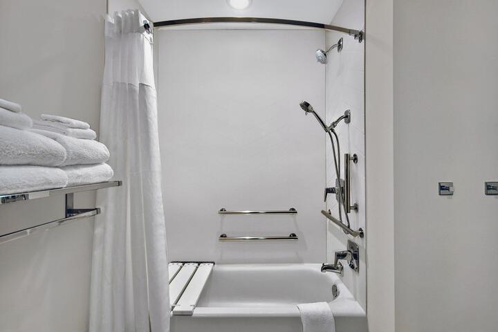 Suite 2 Queen Beds Sofa Accessible (1 of 8)