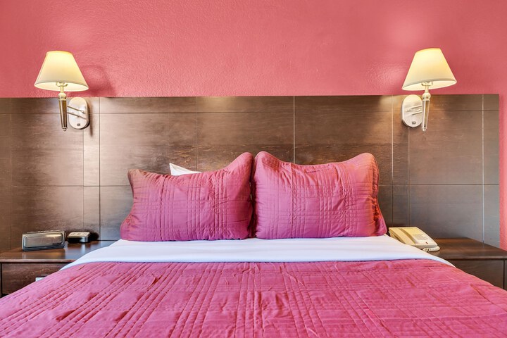 1 Queen Bed (11 of 11)