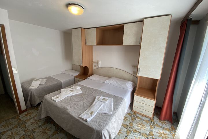 Room 22 of 108