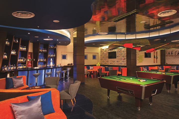 Lounge 77 of 84