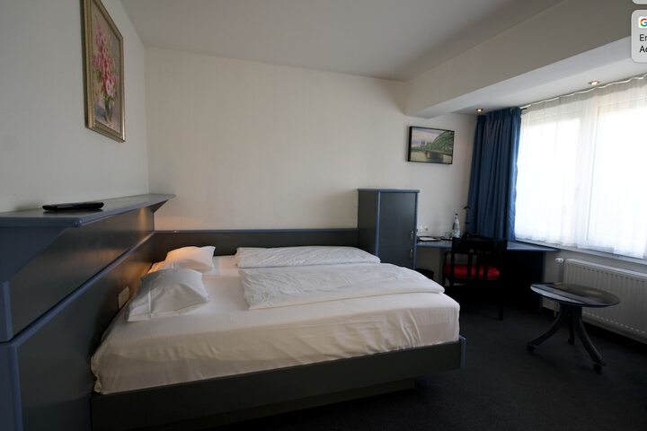 Room 9 of 27