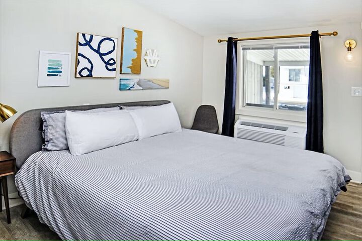 Studio King Size Bed (2 of 3)