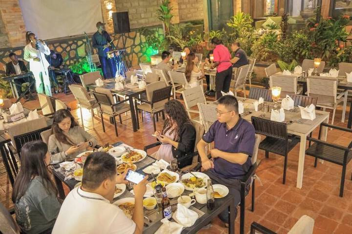Dining 37 of 47
