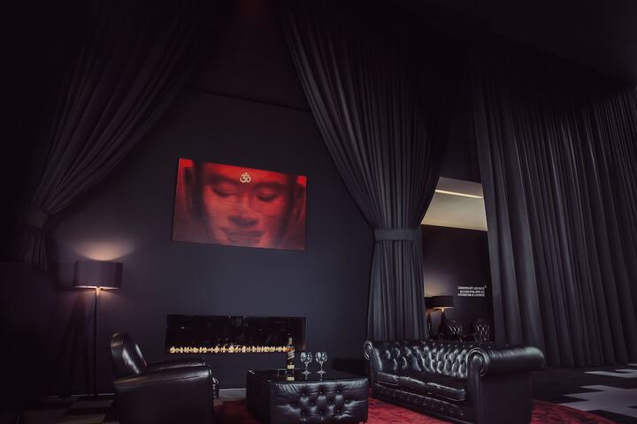 Lounge 112 of 142