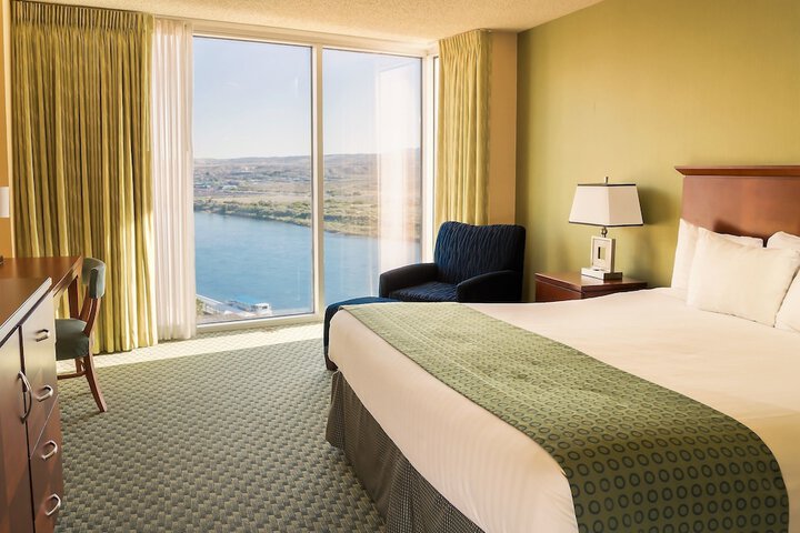 Luxury King Bed (4 of 11)